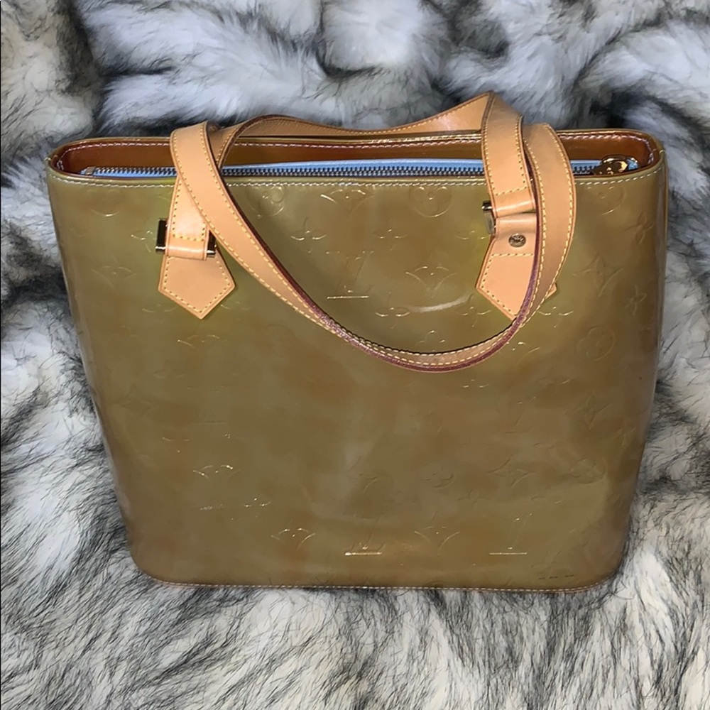 💯 Louis Vuitton Patent Leather Vernis in Gold